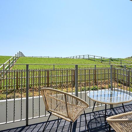 Spacious 1 Bed Apt - Stunning Views & Private Parking - 5 Mins To Beach - Dog Friendly - Close To Ventnor, Shanklin & Sandown - Ideal For Friends, Families & Business Travellers - Sleeps Up To 4 Guests - Managed By "Greenstay Serviced Accommodation" Bonchurch Eksteriør billede