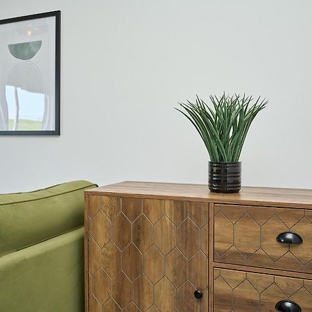 Spacious 1 Bed Apt - Stunning Views & Private Parking - 5 Mins To Beach - Dog Friendly - Close To Ventnor, Shanklin & Sandown - Ideal For Friends, Families & Business Travellers - Sleeps Up To 4 Guests - Managed By "Greenstay Serviced Accommodation" Bonchurch Eksteriør billede