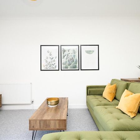 Spacious 1 Bed Apt - Stunning Views & Private Parking - 5 Mins To Beach - Dog Friendly - Close To Ventnor, Shanklin & Sandown - Ideal For Friends, Families & Business Travellers - Sleeps Up To 4 Guests - Managed By "Greenstay Serviced Accommodation" Bonchurch Eksteriør billede