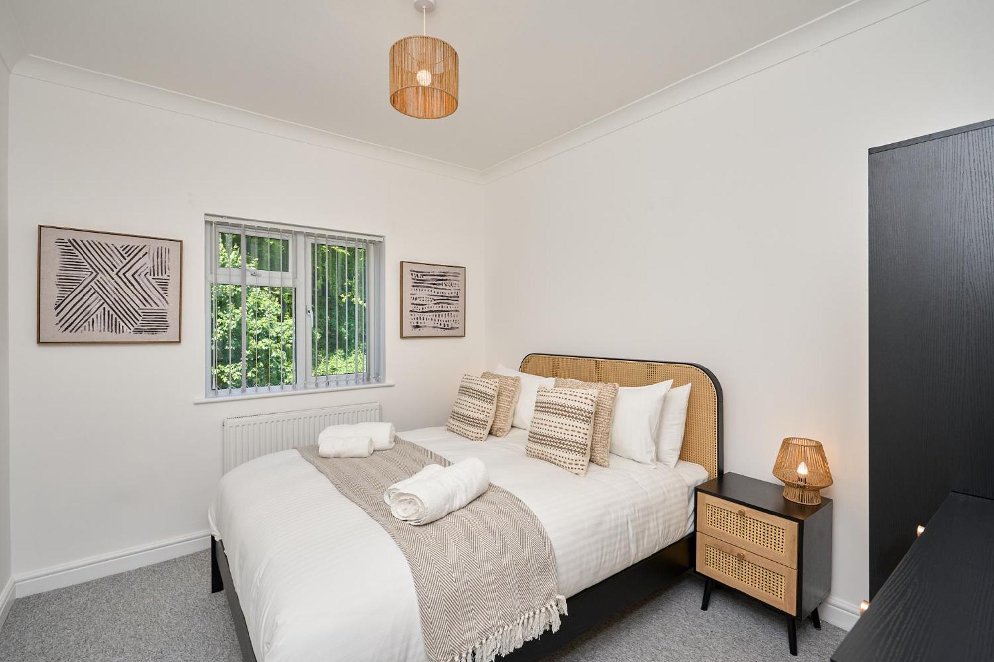 Spacious 1 Bed Apt - Stunning Views & Private Parking - 5 Mins To Beach - Dog Friendly - Close To Ventnor, Shanklin & Sandown - Ideal For Friends, Families & Business Travellers - Sleeps Up To 4 Guests - Managed By "Greenstay Serviced Accommodation" Bonchurch Eksteriør billede