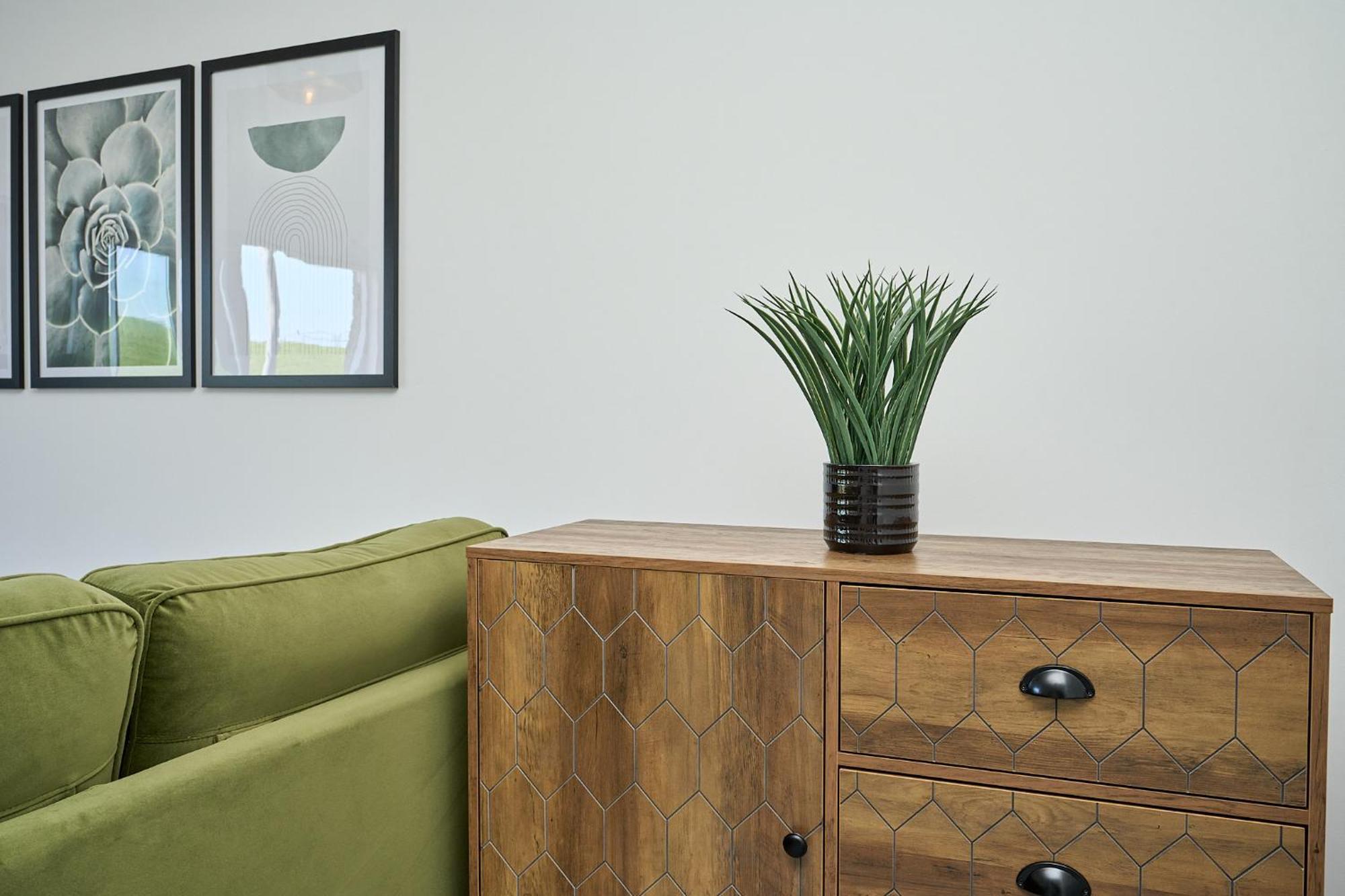 Spacious 1 Bed Apt - Stunning Views & Private Parking - 5 Mins To Beach - Dog Friendly - Close To Ventnor, Shanklin & Sandown - Ideal For Friends, Families & Business Travellers - Sleeps Up To 4 Guests - Managed By "Greenstay Serviced Accommodation" Bonchurch Eksteriør billede