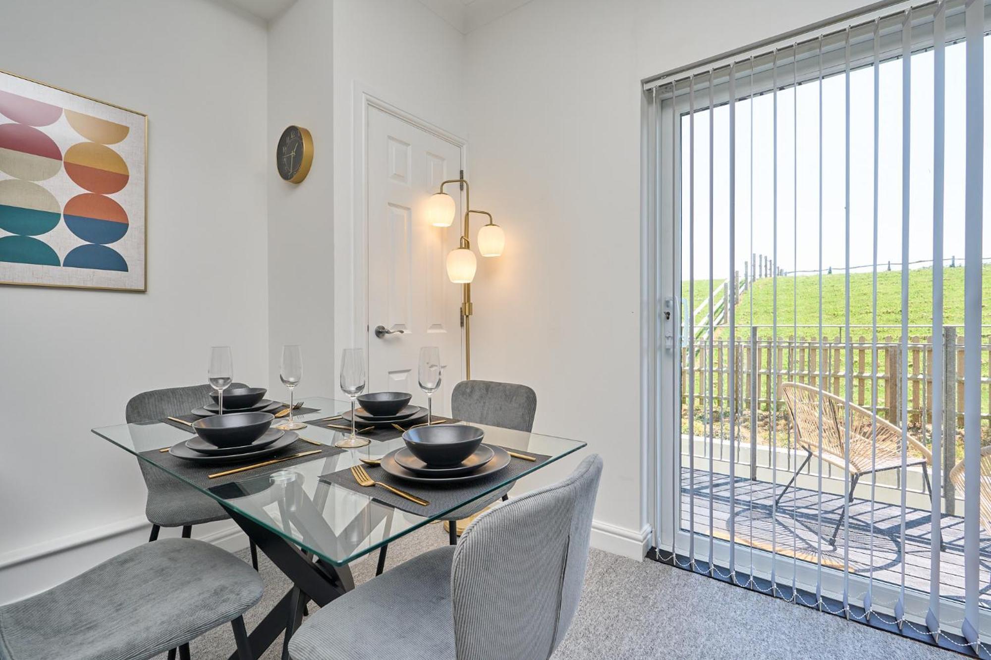 Spacious 1 Bed Apt - Stunning Views & Private Parking - 5 Mins To Beach - Dog Friendly - Close To Ventnor, Shanklin & Sandown - Ideal For Friends, Families & Business Travellers - Sleeps Up To 4 Guests - Managed By "Greenstay Serviced Accommodation" Bonchurch Eksteriør billede