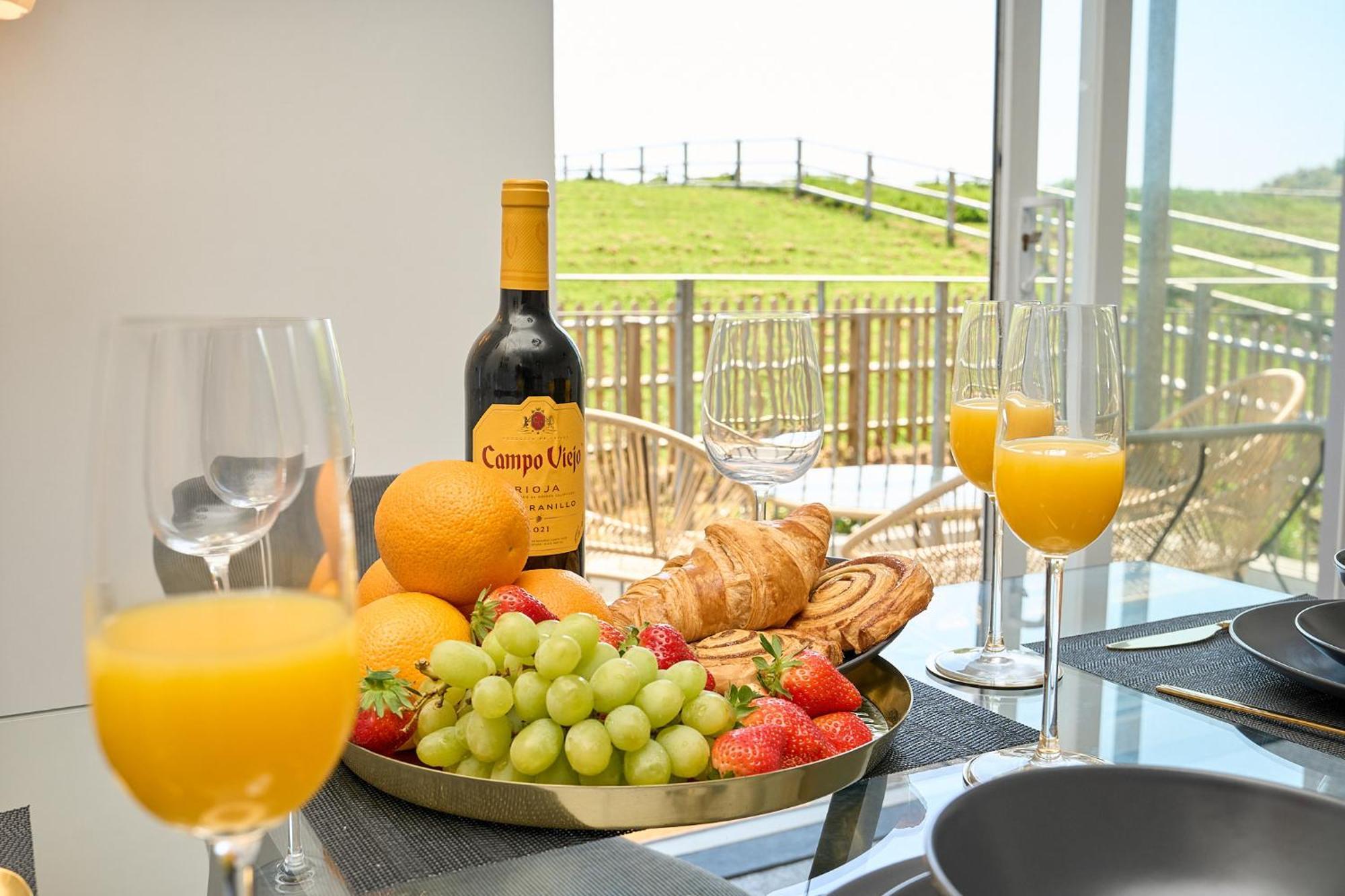 Spacious 1 Bed Apt - Stunning Views & Private Parking - 5 Mins To Beach - Dog Friendly - Close To Ventnor, Shanklin & Sandown - Ideal For Friends, Families & Business Travellers - Sleeps Up To 4 Guests - Managed By "Greenstay Serviced Accommodation" Bonchurch Eksteriør billede