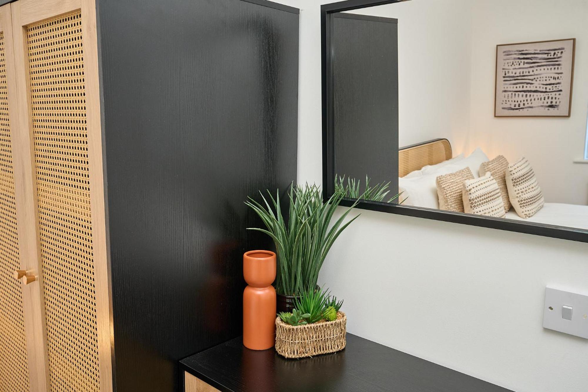 Spacious 1 Bed Apt - Stunning Views & Private Parking - 5 Mins To Beach - Dog Friendly - Close To Ventnor, Shanklin & Sandown - Ideal For Friends, Families & Business Travellers - Sleeps Up To 4 Guests - Managed By "Greenstay Serviced Accommodation" Bonchurch Eksteriør billede
