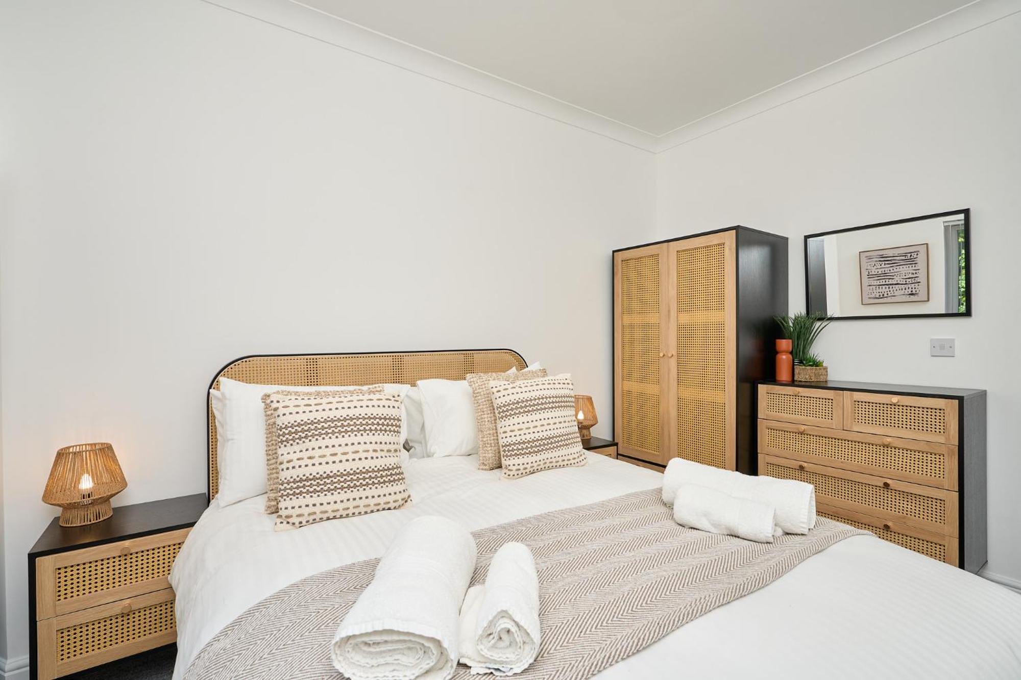 Spacious 1 Bed Apt - Stunning Views & Private Parking - 5 Mins To Beach - Dog Friendly - Close To Ventnor, Shanklin & Sandown - Ideal For Friends, Families & Business Travellers - Sleeps Up To 4 Guests - Managed By "Greenstay Serviced Accommodation" Bonchurch Eksteriør billede