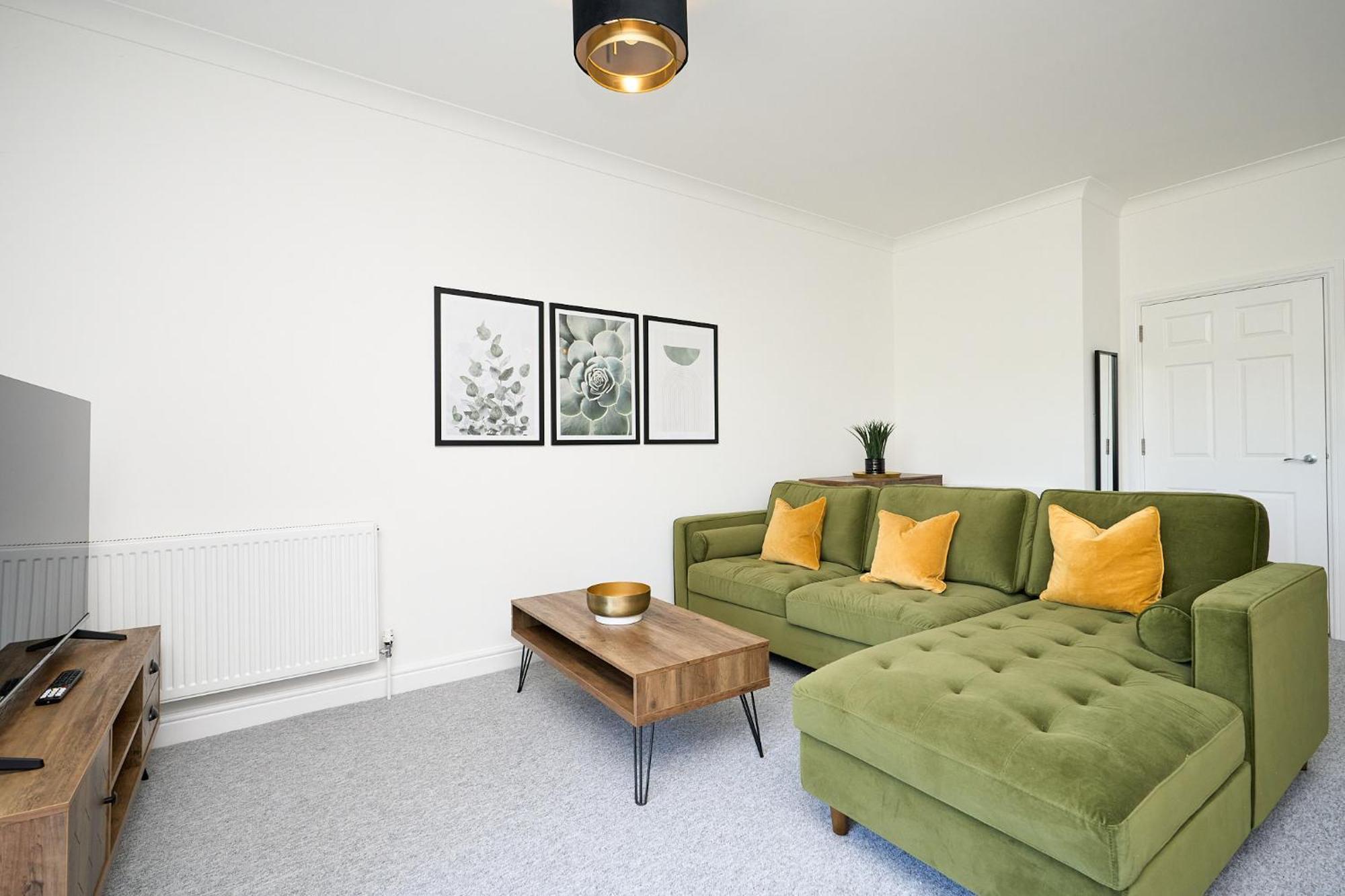Spacious 1 Bed Apt - Stunning Views & Private Parking - 5 Mins To Beach - Dog Friendly - Close To Ventnor, Shanklin & Sandown - Ideal For Friends, Families & Business Travellers - Sleeps Up To 4 Guests - Managed By "Greenstay Serviced Accommodation" Bonchurch Eksteriør billede
