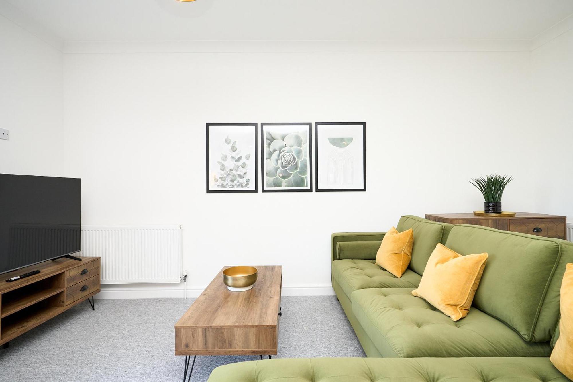 Spacious 1 Bed Apt - Stunning Views & Private Parking - 5 Mins To Beach - Dog Friendly - Close To Ventnor, Shanklin & Sandown - Ideal For Friends, Families & Business Travellers - Sleeps Up To 4 Guests - Managed By "Greenstay Serviced Accommodation" Bonchurch Eksteriør billede