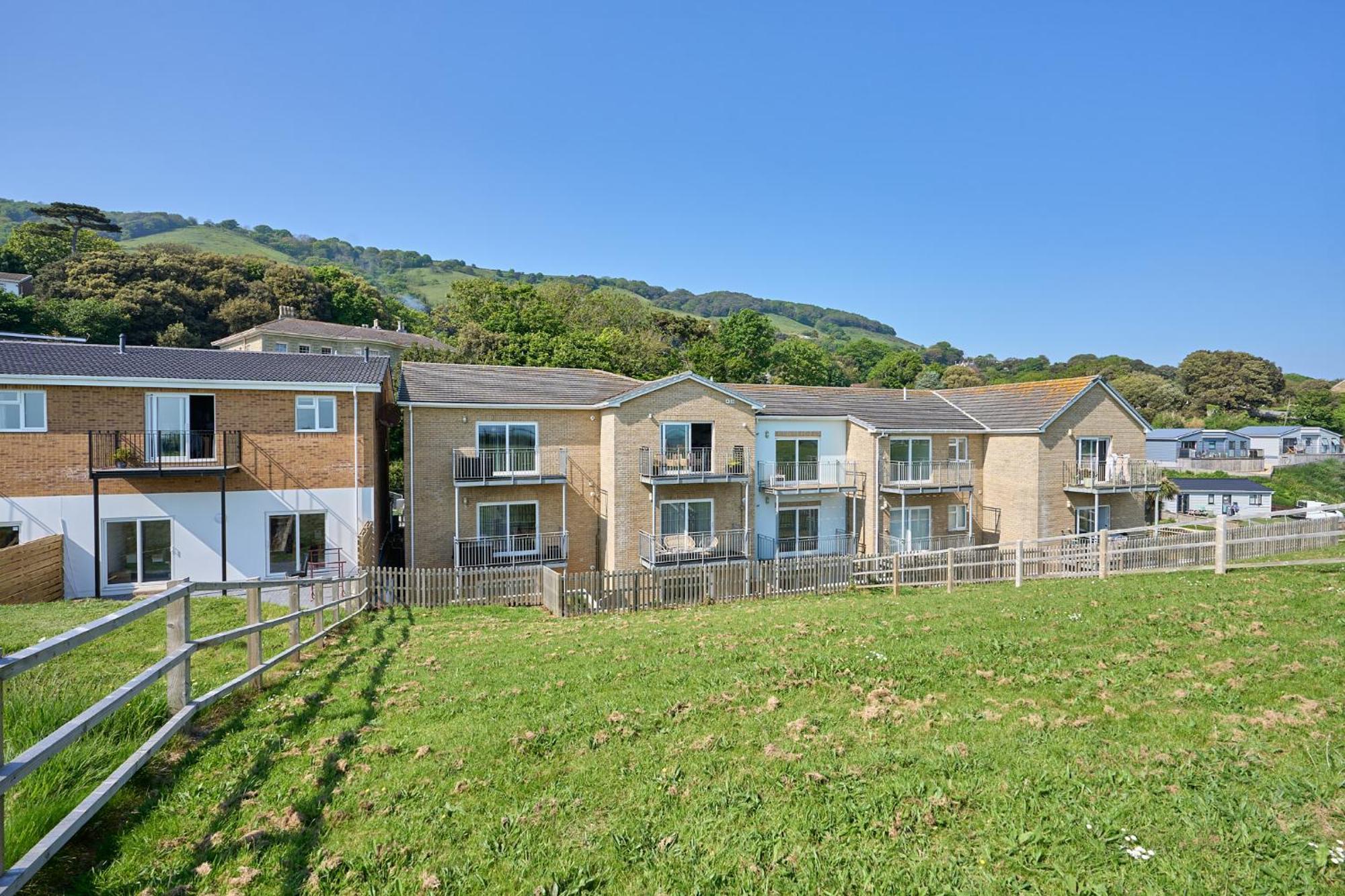Spacious 1 Bed Apt - Stunning Views & Private Parking - 5 Mins To Beach - Dog Friendly - Close To Ventnor, Shanklin & Sandown - Ideal For Friends, Families & Business Travellers - Sleeps Up To 4 Guests - Managed By "Greenstay Serviced Accommodation" Bonchurch Eksteriør billede