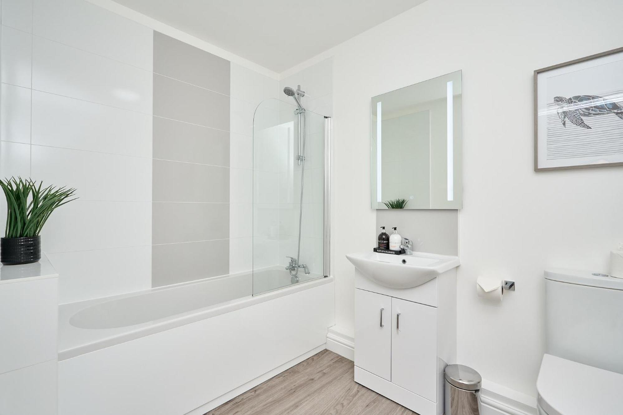 Spacious 1 Bed Apt - Stunning Views & Private Parking - 5 Mins To Beach - Dog Friendly - Close To Ventnor, Shanklin & Sandown - Ideal For Friends, Families & Business Travellers - Sleeps Up To 4 Guests - Managed By "Greenstay Serviced Accommodation" Bonchurch Eksteriør billede