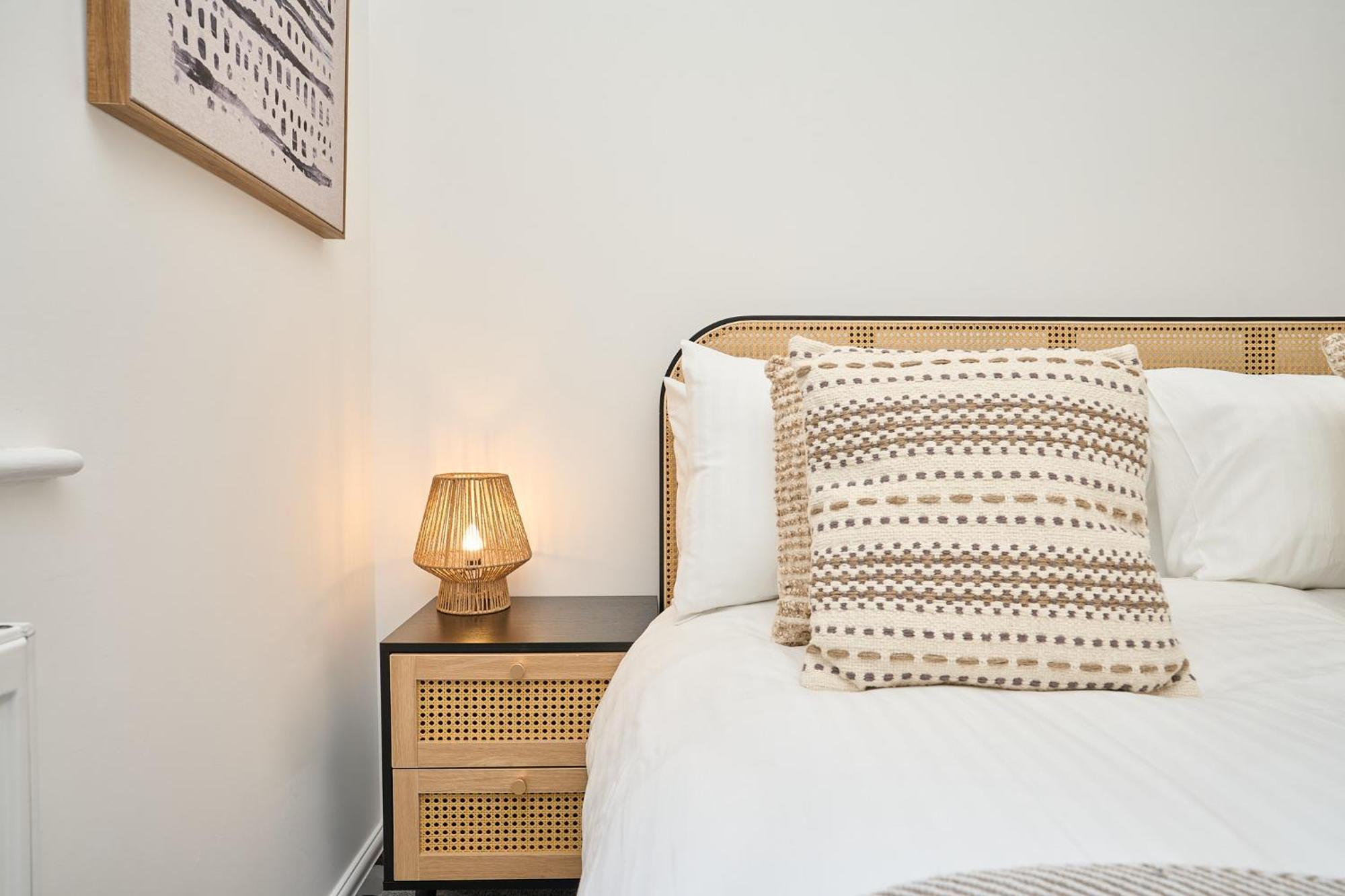 Spacious 1 Bed Apt - Stunning Views & Private Parking - 5 Mins To Beach - Dog Friendly - Close To Ventnor, Shanklin & Sandown - Ideal For Friends, Families & Business Travellers - Sleeps Up To 4 Guests - Managed By "Greenstay Serviced Accommodation" Bonchurch Eksteriør billede